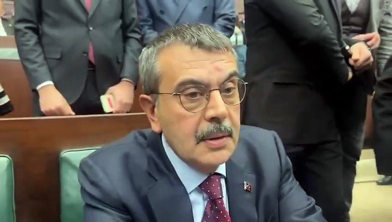 Bakan Tekin, İBB Başkanı İmamoğlu'na ''okuma özürlü'' dedi