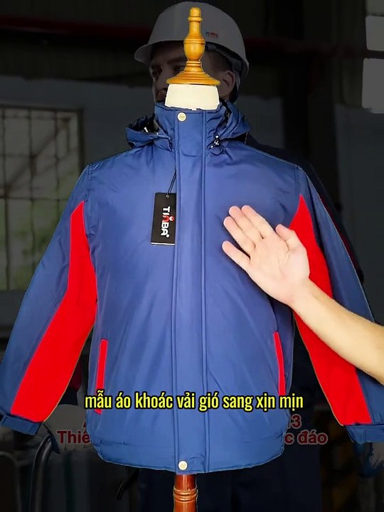 Ao khoac vai gio co mu cuc ky am, chan gio - Tinba 20