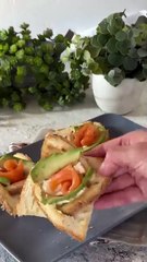 Tartine di Natale con crema di avocado e salmone affumicato