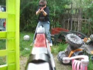 romain et bapt en pistolet laser