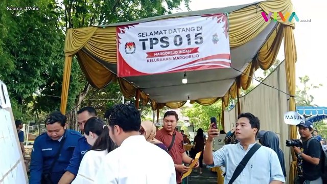 Arumi Bachsin Dampingi Emil Dardak ke TPS