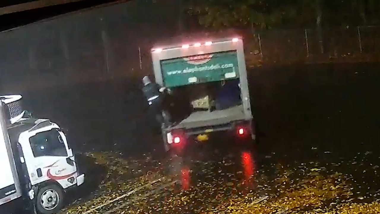 Lastwagen mit Arbeiter darin vom Parkplatz eines Lagerhauses gestohlen