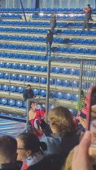 Momentazo en Praga: un aficionado del Sparta cambia la bufanda con otro del Atleti en el estadio