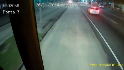 Viatura da PM na contramão causa acidente com BRT e deixa três feridos