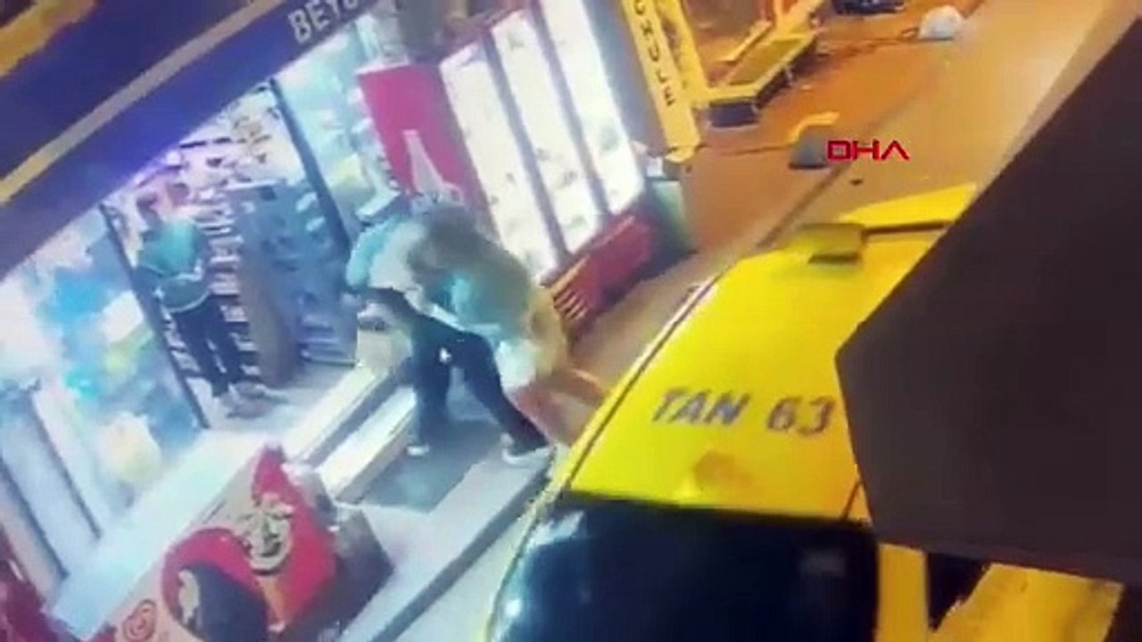 Taksim’de ABD’li kadın eşini yaraladı, sokakta yürüyenlere saldırdı