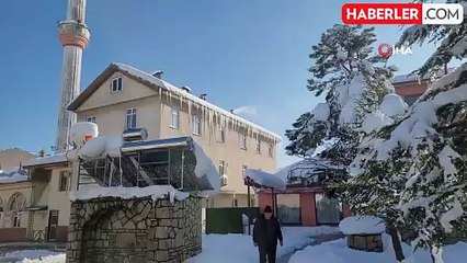 Eflani'de Kar Yağışı Sonrası Binaların Çatısında Sarkıtlar Oluştu