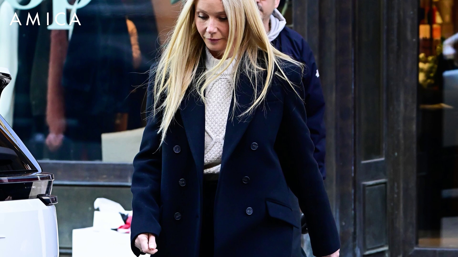 Video Quel cappotto blu che Gwyneth Paltrow indossa mattina e sera