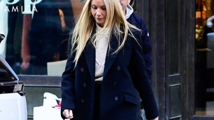Quel cappotto blu che Gwyneth Paltrow indossa mattina e sera