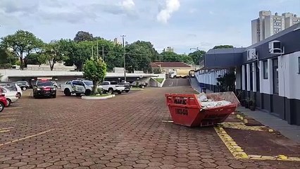 Homem acusado de homicídios de Sandro Rossi e Bruno Henrique Ferreira Santos chega à DH