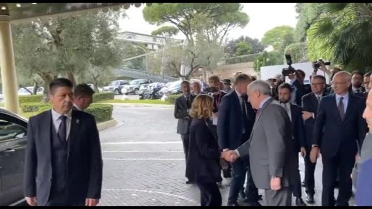 Meloni a Med Dialogues, rapida stretta di mano con Tajani