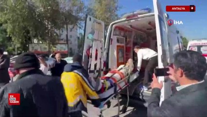 Antalya'da yan yatan araçta sıkışan 2 kişiyi itfaiye kurtardı