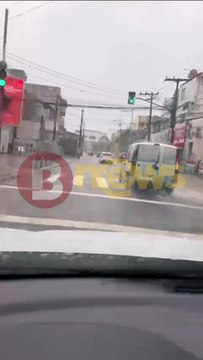 Motoristas registram pontos de alagamentos e trânsito caótico na capital baiana