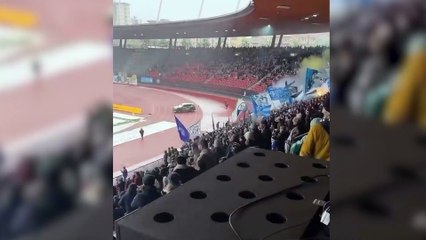 Maç İptal Olmasın Diye Harekete Geçtiler: Taraftarlar Sahayı Temizledi