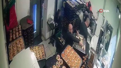 Üşümesin diye müşteriye yardım eden esnaf hayatının şokunu yaşadı