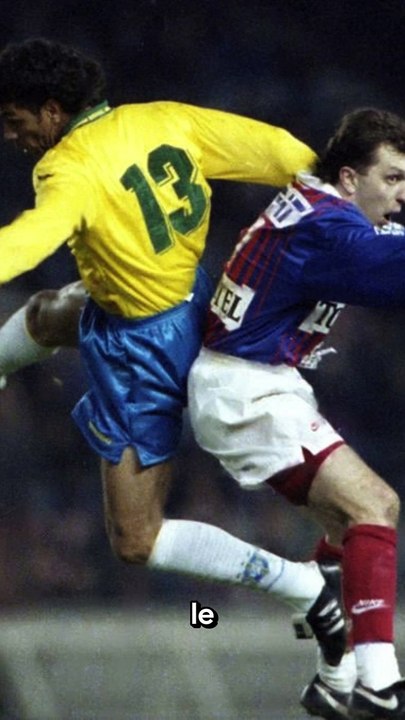 Qu'est ce que fait Bixente Lizarazu avec le maillot du PSG ?  #psg #football #foot