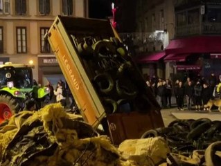 Stinksauer: Hunderte Bauern kippen Müll auf französische Straßen