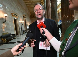 Neos "erbost" über Gehaltsabschluss der Beamten