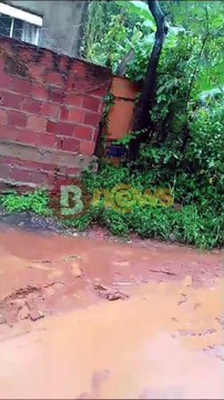 Bombeiros iniciam resgate de vítimas de deslizamento na Saramandaia