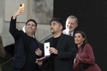 El selfie espontáneo de Estopa con los reyes Felipe y Letizia
