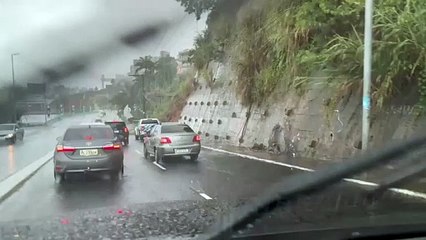 Motorista registra deslizamento de terra na Avenida Contorno; assista