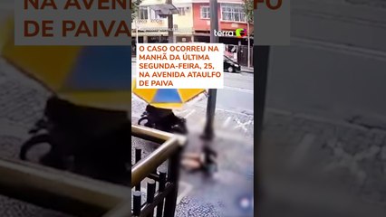 Mulher é arrastada por criminoso de moto em tentativa de assalto no Leblon #shorts
