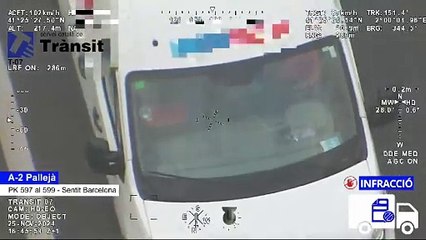 Pillan a un hombre conduciendo con dos móviles y sin manos en el volante