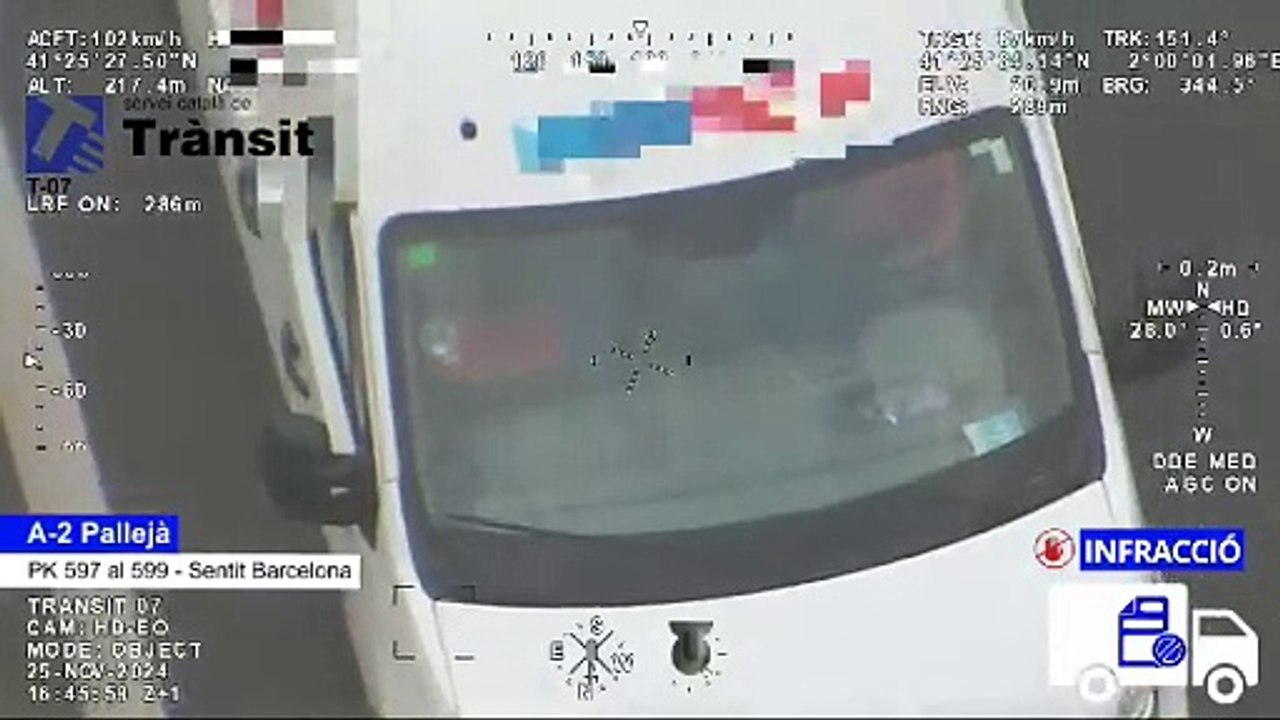 Pillan a un hombre conduciendo con dos móviles y sin manos en el volante