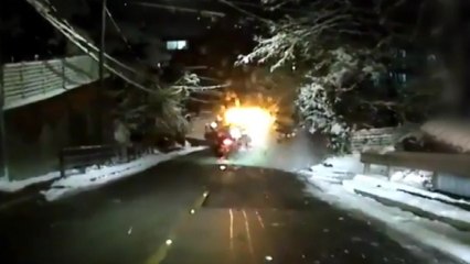 제설차량, 내리막길에서 전신주 들이받아...운전자 다쳐 / YTN