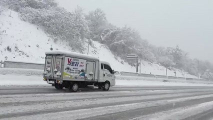 눈길에 트럭 미끄러져...학의분기점 3시간 차량 고립 / YTN
