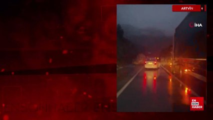 Artvin’de heyelan: Dev kaya karayolunda ulaşım kapattı