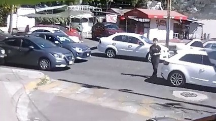 Video: ¡Cada decisión cuenta! Un joven se salvó de ser atropellado