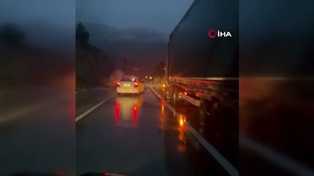 Artvin'de heyelan kabusu: Dev kayalar yolu kapattı