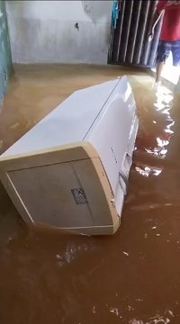 VÍDEO: Em meio às enchentes, homem tem casa alagada e móveis ficam parcialmente submersos; assista