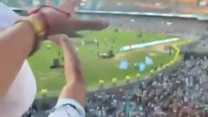 Lanciano le ceneri di un parente durante la partita: guarda i tifosi del Racing