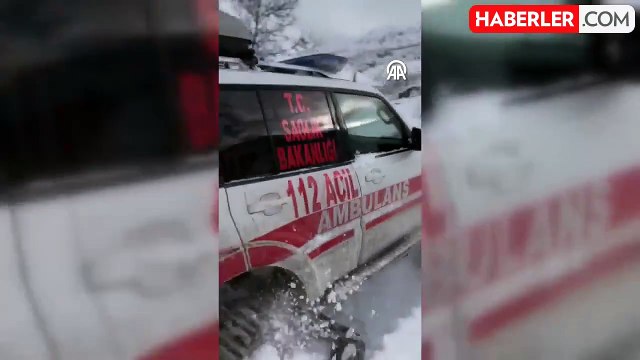 Kar nedeniyle kapanan yolda hasta kadın paletli ambulansla hastaneye götürüldü