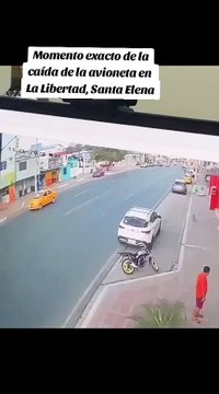 Así fue el momento exacto en el que la avioneta de la ESMA cayó en plena calle sobre un vehículo. El hecho dejó a los dos tripulantes sin vida y a los ocupantes del vehículo heridos.
