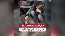 لم تمنعه المعاناة من إطعام "ببغائه"