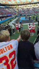 Tershawn Wharton "para" al volo un bambino che cade da balaustra: il gesto eroico della star del football