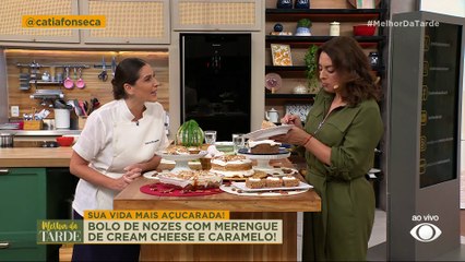 Aprenda a fazer delicioso bolo de nozes com merengue de cream cheese e caramelo