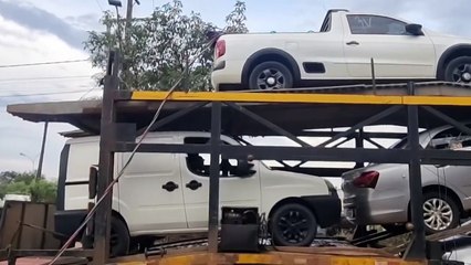 Caminhão-cegonha derruba poste e causa transtorno na Avenida Tito Muffato