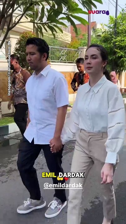 Baju Putih Arumi Bachsin dan Emi Dardak saat Nyoblos Menarik Perhatian, Ini Loh Artinya!
