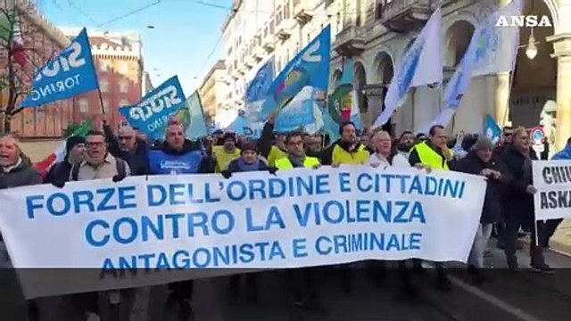 Basta violenza contro di noi , a Torino protestano le forze dell'ordine