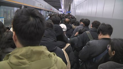 수도권 이틀째 많은 눈...이 시각 지하철 출근길 상황 / YTN
