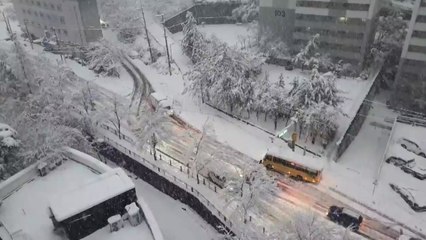 바퀴 헛돌며 옴짝달싹...아파트에 갇힌 차량 / YTN