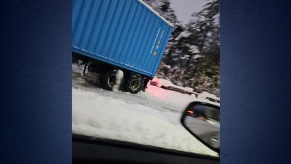 고속도로서 멈춰선 트레일러...일대 혼잡 / YTN