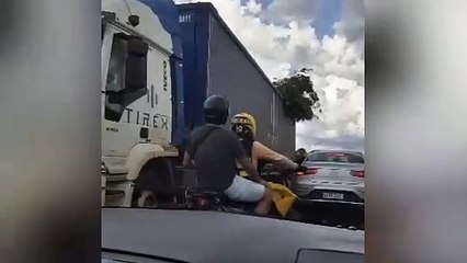 Caminhão derruba galho em motociclistas na Ponte da Amizade