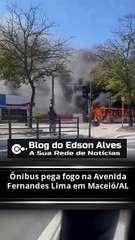 Ônibus pega fogo na Avenida Fernandes Lima em Maceió/AL