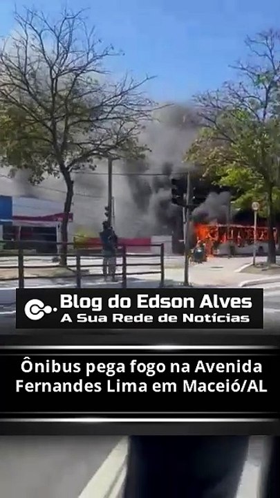 Ônibus pega fogo na Avenida Fernandes Lima em Maceió/AL