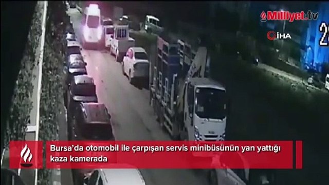 Otomobil ile çarpışan servis minibüsünün yan yattığı kaza kamerada