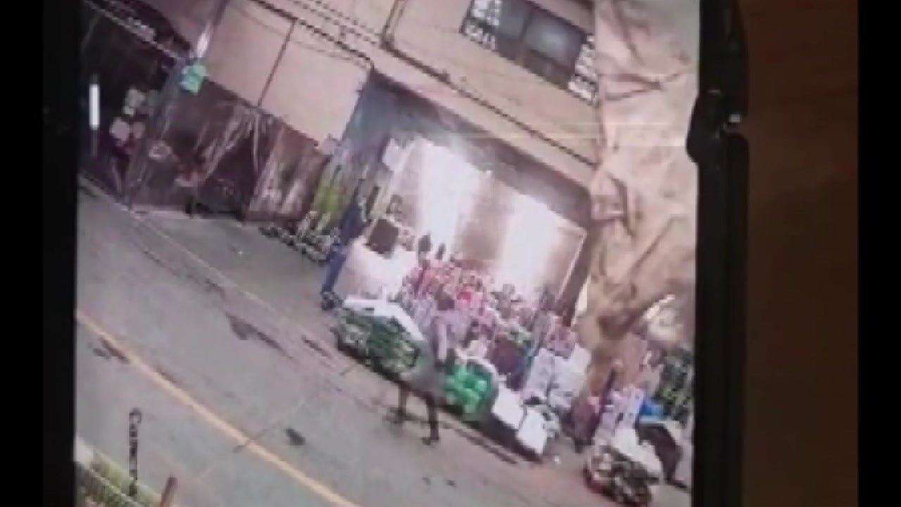 안양도매시장 지붕 붕괴 순간...갑자기 '와르르' / YTN